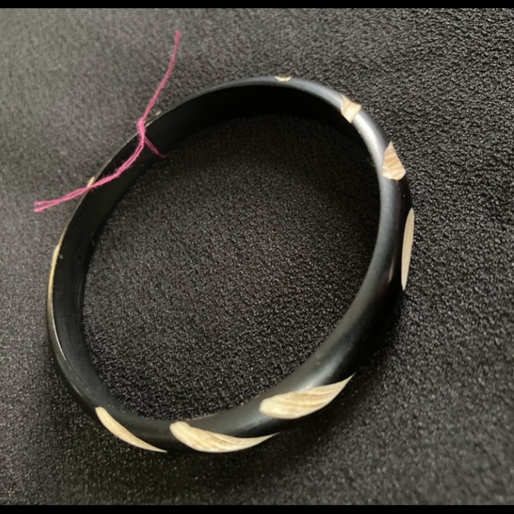 Vintage lucite plastic acrylic zebra black & white carved bangle bracelet